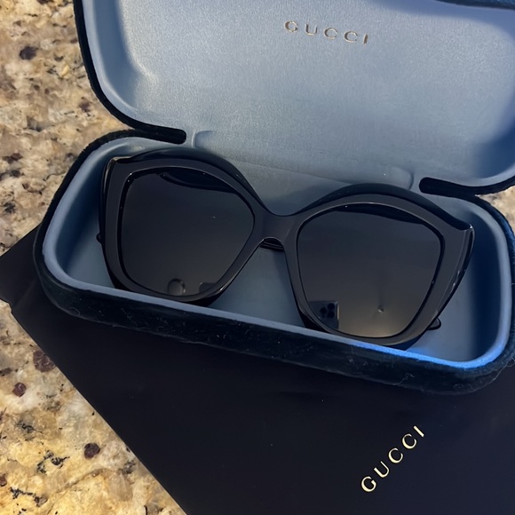 Authentic Gucci GG0117S 001 Women Black Plastic Sunglasses Shades 53/15/140 - Picture 4 of 13